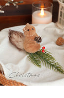 Enfeite de Natal Esquilo com Pinha – Toque Natural e Aconchegante