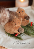 Enfeite de Natal Esquilo com Pinha – Toque Natural e Aconchegante