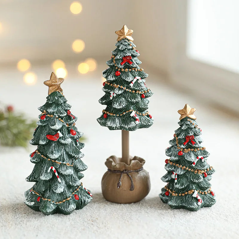 Mini Árvore de Natal Decorativa em Resina – Cenário Elegante