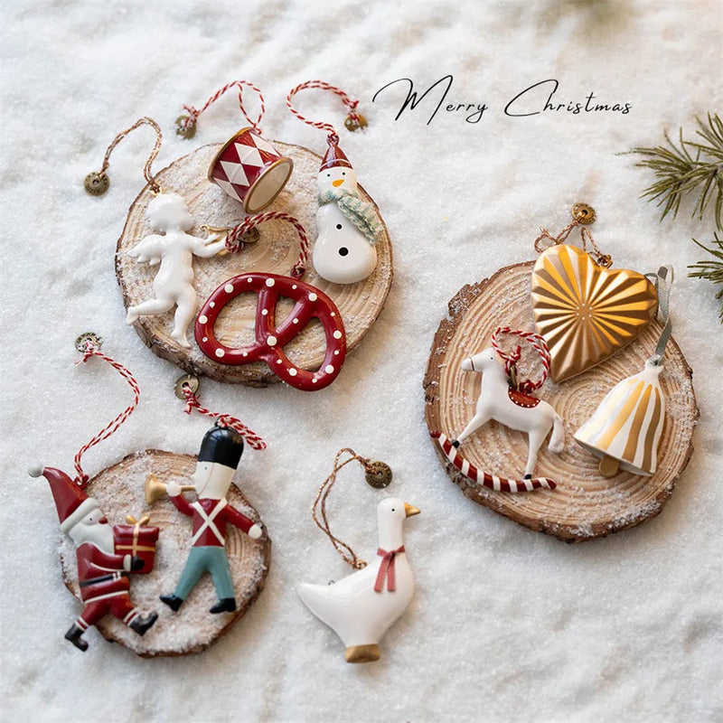 Enfeite de Natal em Metal Pintado à Mão – Peça Artesanal